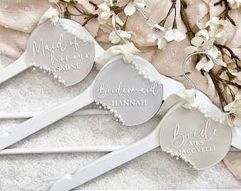 Personalisierter Hochzeitsbügel, Kleiderbügelanhänger, Perlenhochzeitsaccessoires, Acrylbügelanhänger, Brautjungfer, Trauzeugin, Geschenk für die Braut