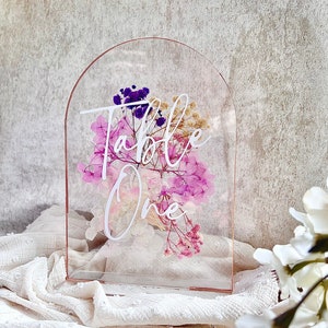 Hochzeit Tischnummern, gepresste Blumen, Trockenblumen, Hochzeitstisch Dekor, Hochzeit Signage, Hochzeit Tisch Namen Schilder, Acryl Tisch Schilder