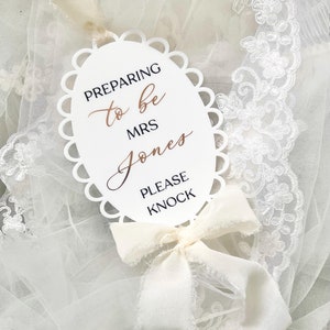 Preparing to be Mrs Schild, Braut Türschild, Geschenk für Braut, nicht stören, Braut, die bereit Aufhänger ist, Braut in Bearbeitung, Hochzeitstag