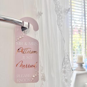 Braut Türschild, Geschenk für die Braut, Bitte nicht stören, Braut wird fertig Kleiderbügel, Braut in Bearbeitung Mr & Mrs Schild, Hochzeitstag, Braut Anzug