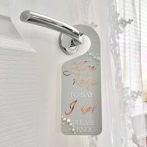 Braut Türschild, Geschenk für die Braut, Bitte nicht stören, Braut wird fertig Kleiderbügel, Braut in Bearbeitung Mr & Mrs Schild, Hochzeitstag, Braut Anzug
