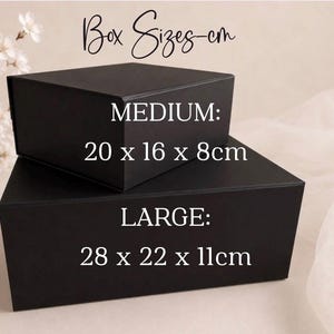 Puede incluir: Dos cajas rectangulares negras, una apilada sobre la otra. La caja superior est&aacute; etiquetada como "MEDIUM" y mide 20 x 16 x 8 cm. La caja inferior est&aacute; etiquetada como "LARGE" y mide 28 x 22 x 11 cm. El texto "Box Sizes-cm" est&aacute; en la parte superior.