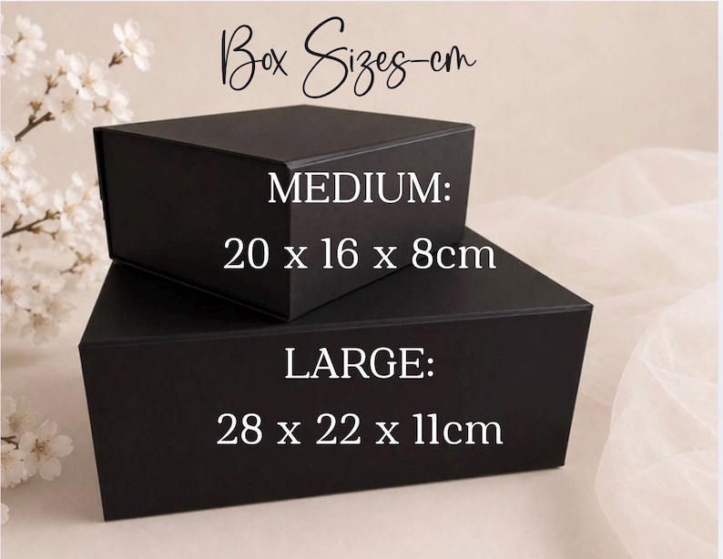Puede incluir: Dos cajas rectangulares negras, una apilada sobre la otra. La caja superior est&aacute; etiquetada como "MEDIUM" y mide 20 x 16 x 8 cm. La caja inferior est&aacute; etiquetada como "LARGE" y mide 28 x 22 x 11 cm. El texto "Box Sizes-cm" est&aacute; en la parte superior.