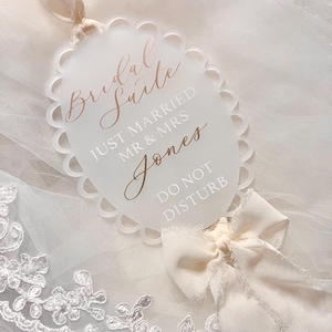Colgador de puerta acrílico personalizado para recién casados, regalo de boda