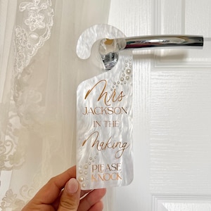 Braut Türschild, Türschild, Türschild, Geschenk für Braut, Bridal Shower Geschenk, Braut bevorzug, Türschild Hochzeit, Hochzeitskleid, Bitte nicht stören, Hochzeit