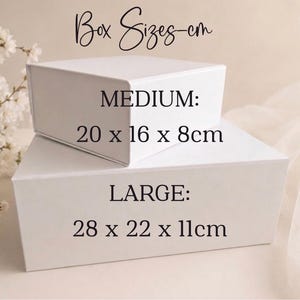 K&ouml;nnte beinhalten: Zwei wei&szlig;e rechteckige Boxen, eine aufeinander gestapelt. Die obere Box ist mit "MEDIUM" beschriftet und misst 20 x 16 x 8 cm. Die untere Box ist mit "LARGE" beschriftet und misst 28 x 22 x 11 cm. Der Text oben lautet "Box Sizes-cm".
