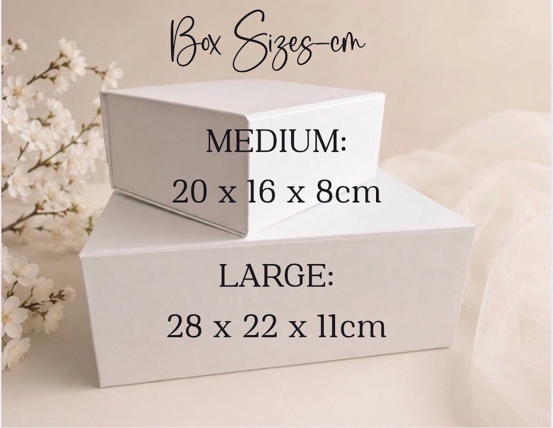 K&ouml;nnte beinhalten: Zwei wei&szlig;e rechteckige Boxen, eine aufeinander gestapelt. Die obere Box ist mit "MEDIUM" beschriftet und misst 20 x 16 x 8 cm. Die untere Box ist mit "LARGE" beschriftet und misst 28 x 22 x 11 cm. Der Text oben lautet "Box Sizes-cm".