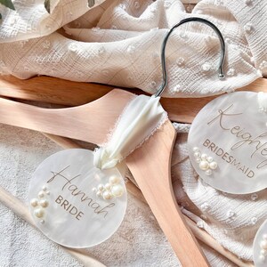 Personalised Wedding Hanger, Hanger Tags, Pearl Wedding Decor, Acrylic Hanger Tag, Bridesmaid Tag, Bridesmaid gift, Maid of Honour Gift 画像 2