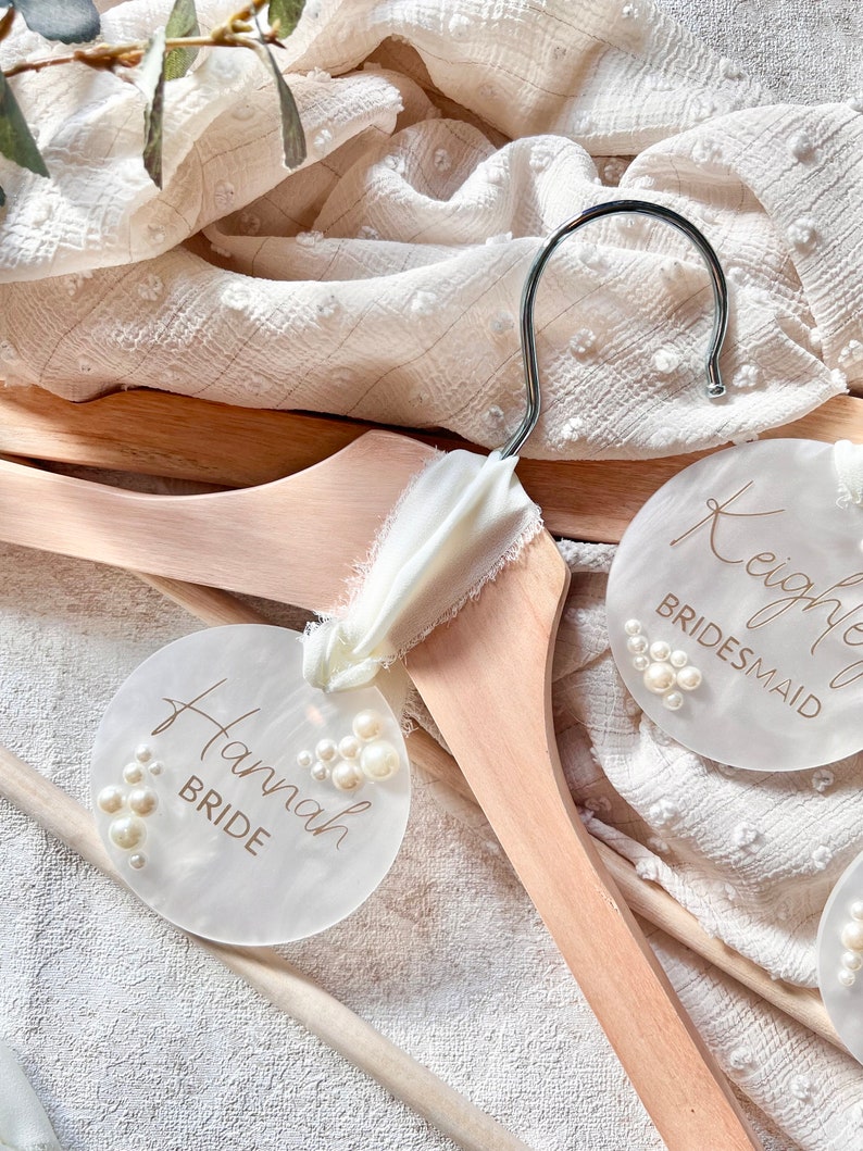 Personalised Wedding Hanger, Hanger Tags, Pearl Wedding Decor, Acrylic Hanger Tag, Bridesmaid Tag, Bridesmaid gift, Maid of Honour Gift 画像 2