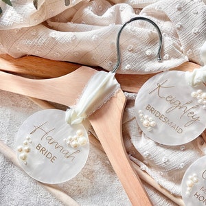 Personalised Wedding Hanger, Hanger Tags, Pearl Wedding Decor, Acrylic Hanger Tag, Bridesmaid Tag, Bridesmaid gift, Maid of Honour Gift 画像 3