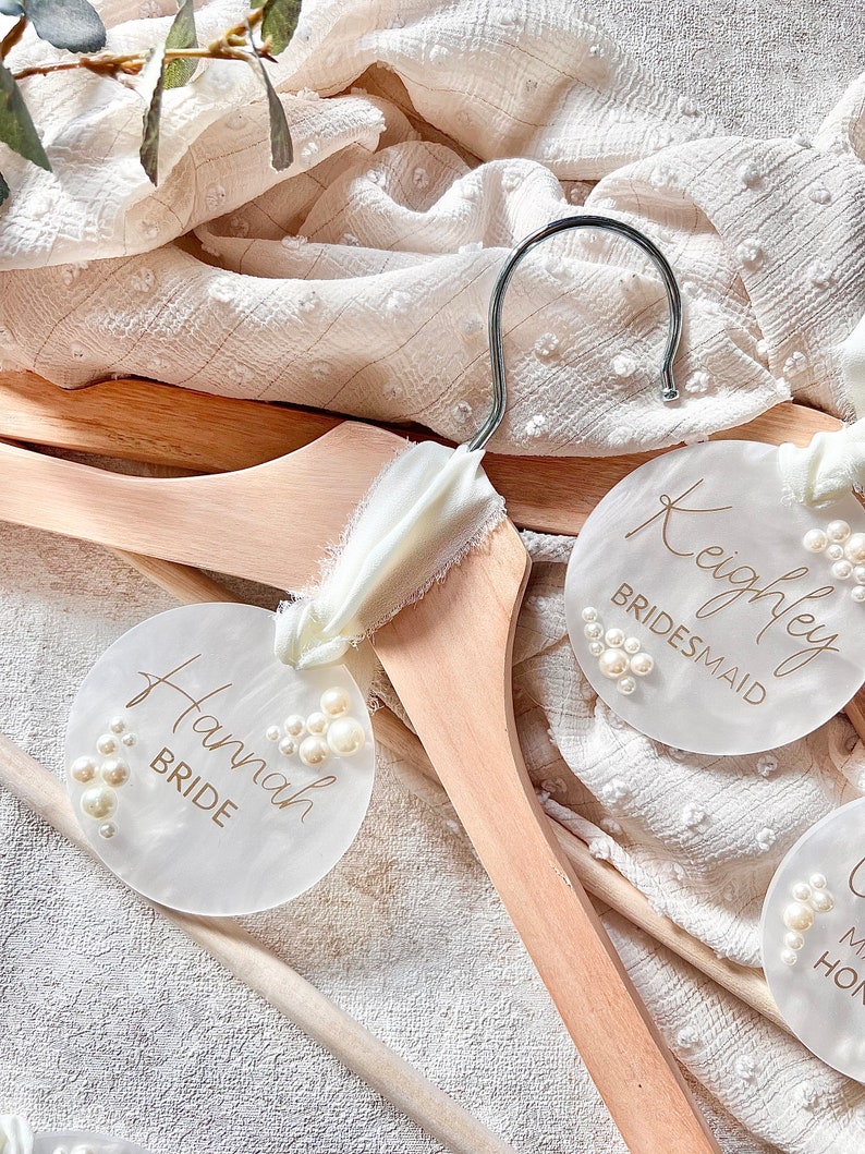 Personalised Wedding Hanger, Hanger Tags, Pearl Wedding Decor, Acrylic Hanger Tag, Bridesmaid Tag, Bridesmaid gift, Maid of Honour Gift 画像 3