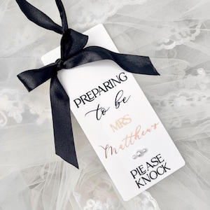 Braut Türschild, Geschenk für die Braut, nicht stören, Braut, die bereit-Kleiderbügel, Braut in Bearbeitung, Hochzeit Hotel nicht stören, Hochzeitstag