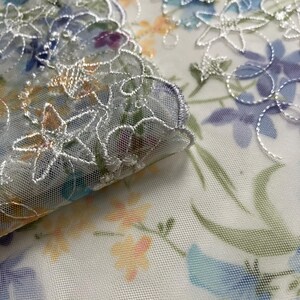 Esme - Bestickte und bedruckte Tüllspitze. BH / Dessous Herstellung aus Tüll. Bedrucktes Spitzennetz mit weißer Stickerei an einer Kante. Nicht dehnbar.