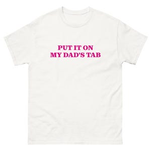 Setzen Sie es auf die TAB meines DAD lustiges Kind Kinder verwöhnt bleiben zu Hause Tochter Sohn Geld erwachsen Familienurlaub Eltern Slogan Unisex klassische tee