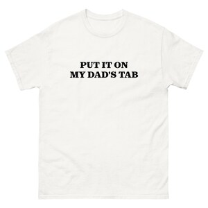 Coloque na aba do meu pai, criança engraçada, crianças mimadas, fique em casa, filha, filho, dinheiro, adulto, férias em família, pais, slogan, camiseta clássica unissex
