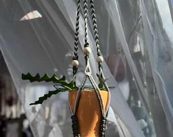 Colgador de plantas de macramé trenzado de cuatro platos