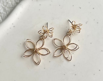 Bridal earrings, gold, flower shape, filigree wire, elegant hanging earrings, wedding jewelry, floral stud earrings