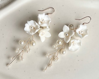 Brautohrringe Perlen, Weiß und Gold, Blüten Ohrringe Couture, Perlen Schmuck, Hängeohrringe, Brautschmuck, Braut, Hochzeit Accessoire