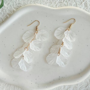 Hängeohrringe, weiße Blätter, Strang Gold, weiß transparente Blätter aus Kunststoff, Edelstahl, Schmuck Hochzeit, lange Ohrringe Braut, Brautohrringe, Frauen, Brautschmuck Weiß, floraler Ohrschmuck