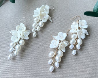 Elegant bridal earrings, white / gold or white / silver, flower couture, white pearl earrings, wedding jewelry, hanging earrings, bridal jewelry