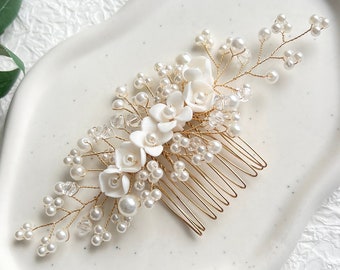 Accessori per capelli da sposa, pettine per capelli con perle, oro, fiori in ceramica bianchi, fiori vintage, gioielli per capelli da sposa, accessori da sposa, gioielli da sposa