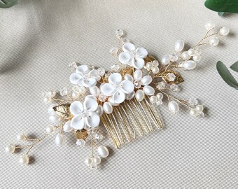 Peineta de novia, oro, hojas, flores blancas y perlas, joyería nupcial, joyería floral para el cabello de novia, joyería de boda