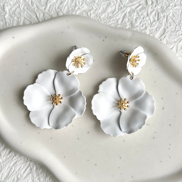 Bridal earrings, white and gold, large couture flowers, hanging earrings, bridal jewelry, bridal earrings, soft touch, wedding jewelry, stud earrings