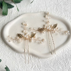 Bridal hair accessories, set of 2, hair clips, gold and white, pearls, leaves, bridal hair accessories, wedding jewelry, hairpins, bridal jewelry