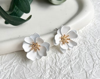 Earrings flowers, bridal earrings, white and gold, stud earrings, bridal jewelry, wedding bride, bridesmaid, ear jewelry women