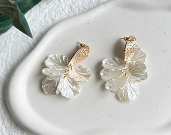 Boucles d'oreilles or rose et blanc, feuilles, aspect nacre, boucles d'oreilles pendantes, bijoux de mariée élégants mariage, boucles d'oreilles de mariée, bijoux de mariée femmes