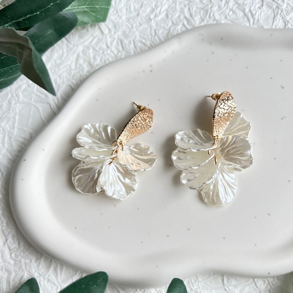 Boucles d'oreilles or rose et blanc, feuilles, aspect nacre, boucles d'oreilles pendantes, bijoux de mariée élégants mariage, boucles d'oreilles de mariée, bijoux de mariée femmes