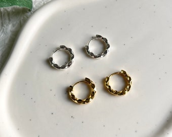 Creolen Ohrringe, Gold und Silber, rund, uneben, moderne Ohrringe, minimalistisch, kleine Hoop Ohrringe, Huggie, Kreolen, Schmuck Frauen