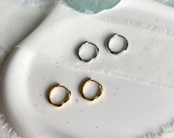 Creolen Ohrringe, Gold und Silber, rund, gedreht, moderne Ohrringe, minimalistisch, kleine Hoop Ohrringe, Huggie, Kreolen, Schmuck Frauen