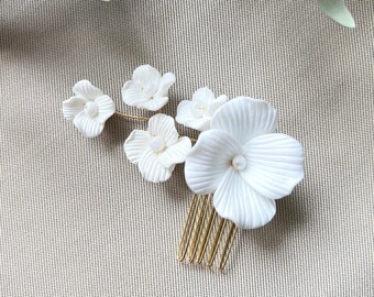 Peigne à cheveux mariée, accessoires cheveux fleurs, blanc et or, mariage floral, couture, bijoux cheveux mariée haute qualité, bijoux cheveux fleurs demoiselle d'honneur