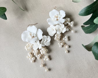 Elegante Brautohrringe, weiß und gold , große Couture Blüten Keramikoptik, zarte Perlen, lange Hängeohrringe, Brautschmuck, Braut Ohrschmuck