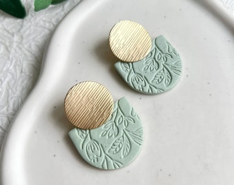 Ohrringe, Mint Grün und Gold, florales Muster, Prägung, Hängeohrringe handgefertigt, Schmuck Frauen, Ohrschmuck, Handmade Accessoire