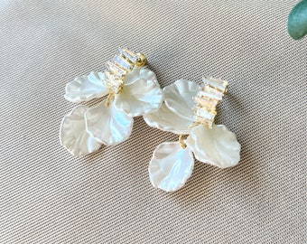 Bridal earrings sparkling, silver and gold, white shiny leaves, bridal stud earrings, bridal jewelry, hanging earrings women, wedding