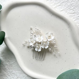 Braut Haarkamm, Juwelierdraht silber, Perlen weiß, Blüten Keramik, Blumen Haarschmuck, silberner Brautschmuck, Brauthaarschmuck, Schmuck Hochzeit, Brautjungfer, ca. 6,5 cm lang und ca. 4 cm breit