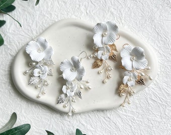 Braut Ohrringe, weiße Blüten Couture, Gold oder Silber, weiße Perlen, lange Hängeohrringe, Brautschmuck, Hochzeit Schmuck, Ohrschmuck