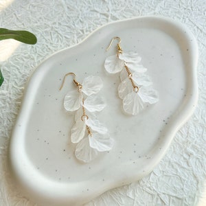 Hängeohrringe, weiße Blätter, Strang Gold, weiß transparente Blätter aus Kunststoff, Edelstahl, Schmuck Hochzeit, lange Ohrringe Braut, Brautohrringe, Frauen, Brautschmuck Weiß, floraler Ohrschmuck