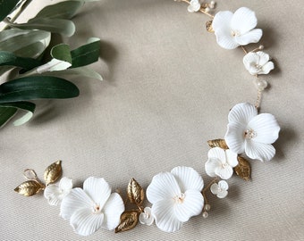 Haarschmuck Gold, weiße Perlen und Blüten, goldene Blätter, Brautschmuck Haarband, Braut Haarkranz, Haarranke floral, Hochzeit Schmuck