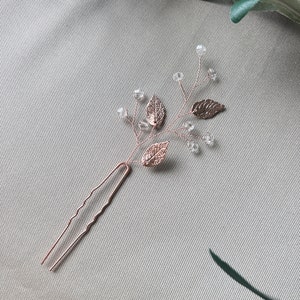 Anmutige Haarspange in Roségold mit filigranen Blattmustern und zarten Perlen. Perfekt als Brautschmuck oder für Brautjungfern. Vielseitig einsetzbar als Haarnadel, Schiebehaarklammer oder Haarkamm für elegante Hochsteckfrisuren."