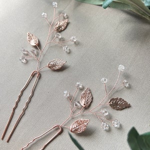 Anmutige Haarspange in Roségold mit filigranen Blattmustern und zarten Perlen. Perfekt als Brautschmuck oder für Brautjungfern. Vielseitig einsetzbar als Haarnadel, Schiebehaarklammer oder Haarkamm für elegante Hochsteckfrisuren."