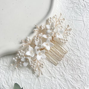 Juwelierdraht, Keramik Blüten weiß, Haarschmuck Braut, Schmuck Hochzeit, ca. 11 cm lang und ca. 5 cm breit, goldener Brauthaarschmuck, Perlenschmuck, Zarte weiße Blumen