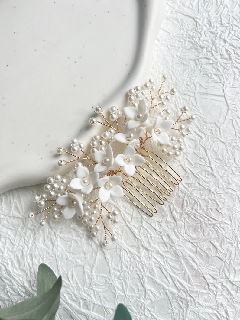 Juwelierdraht, Keramik Blüten weiß, Haarschmuck Braut, Schmuck Hochzeit, ca. 11 cm lang und ca. 5 cm breit, goldener Brauthaarschmuck, Perlenschmuck, Zarte weiße Blumen