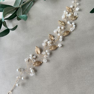 Brauthaarschmuck in strahlendem Gold. kunstvoll gefertigte Haarranke mit Perlen, Blumen und Blättern. Mit einer Länge von ca. 34 cm und einer Breite von 4 cm ist  Haare offen tragen oder elegant hochgesteckt style