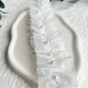 Strumpfband Braut, weiß Soft Tüll, gerafft, weiße Perlen, elastisch, Gummiband, Elegantes Accessoire Hochzeit