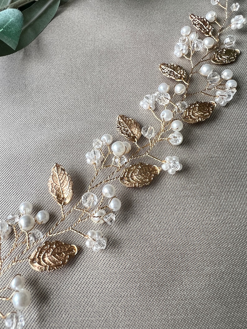 Brauthaarschmuck in strahlendem Gold. kunstvoll gefertigte Haarranke mit Perlen, Blumen und Blättern. Mit einer Länge von ca. 34 cm und einer Breite von 4 cm ist  Haare offen tragen oder elegant hochgesteckt style