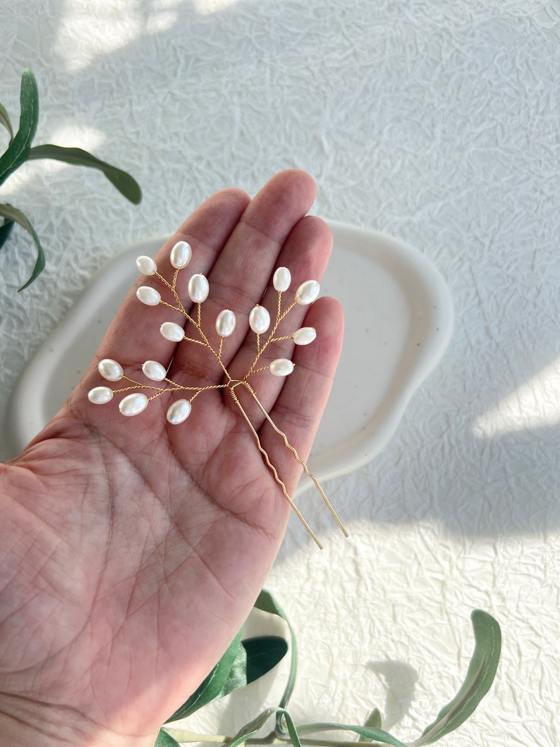 Braut Haarnadel, Farbe Gold, goldener Juwelierdraht, zarte weiße Perlen, Braut Haarschmuck, Haarspange, Brautschmuck, Perlenschmuck, Schmuck Hochzeit