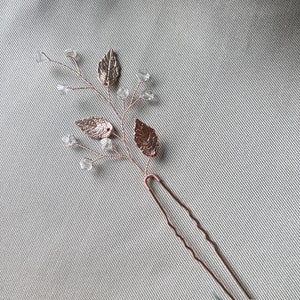 Anmutige Haarspange in Roségold mit filigranen Blattmustern und zarten Perlen. Perfekt als Brautschmuck oder für Brautjungfern. Vielseitig einsetzbar als Haarnadel, Schiebehaarklammer oder Haarkamm für elegante Hochsteckfrisuren."